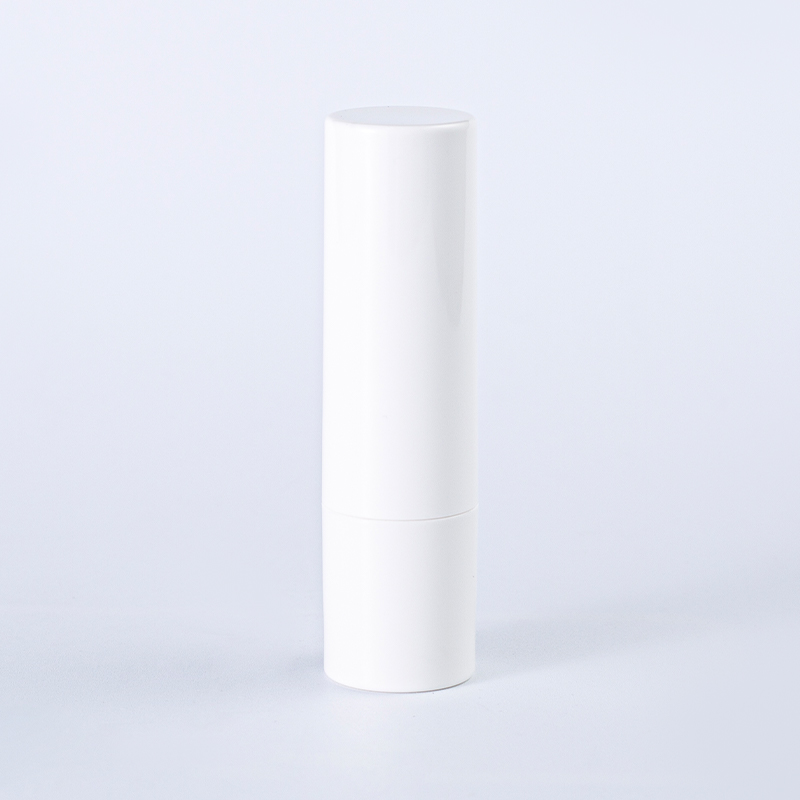 Tubo de lápiz labial mate totalmente blanco