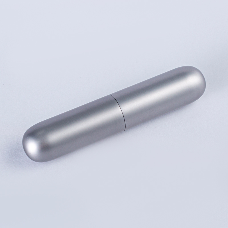 Tubos minimalistas de lápiz labial de aluminio