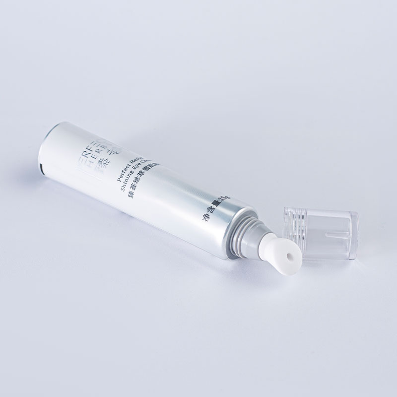 Tubo de crema para ojos con punta de metal
