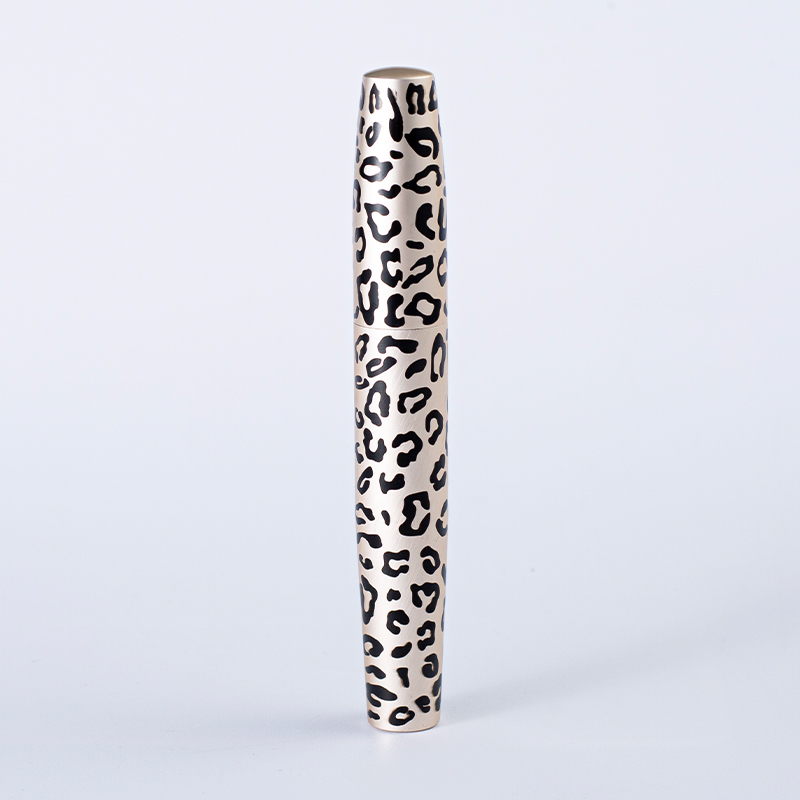 Tubo de rímel con estampado de leopardo salvaje