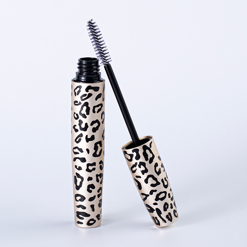 Tubo de rímel con estampado de leopardo salvaje